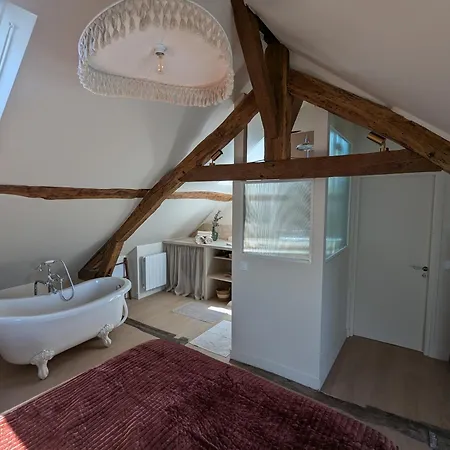 Апартаменты Sous Les Toits Шантийи