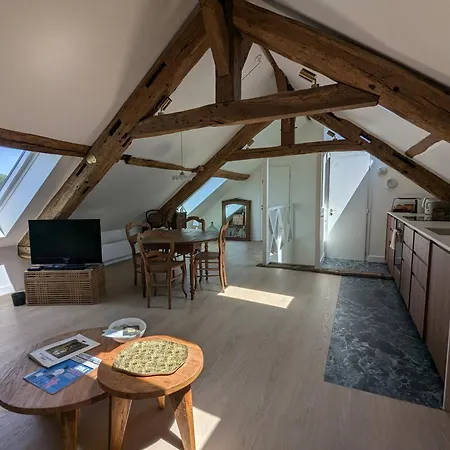 Sous Les Toits Шантийи