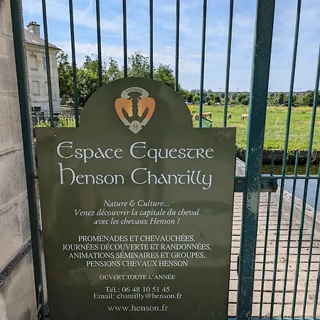 Sous Les Toits * Chantilly