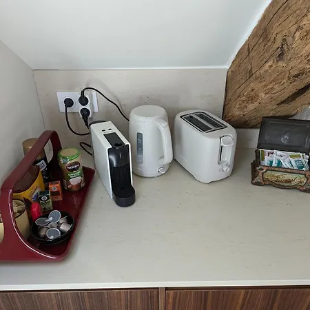 Sous Les Toits Шантийи