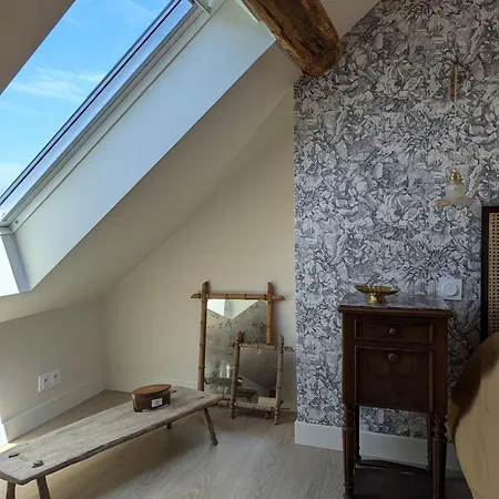 Апартаменты Sous Les Toits Шантийи