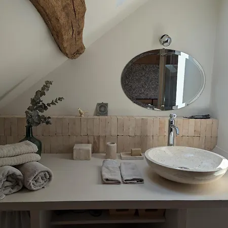 Sous Les Toits Шантийи